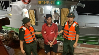 Bắt giữ đối tượng truy nã lẩn trốn trên tàu cá ngoài biển