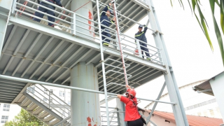 Người dân trải nghiệm, thực hành chữa cháy và cứu nạn, cứu hộ