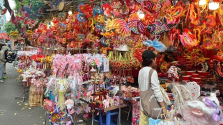 Đồ chơi Trung thu truyền thống lên ngôi giữa nhịp sống hiện đại