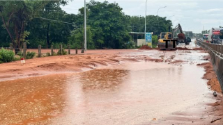 Khẩn trương khắc phục lũ cát đỏ trên quốc lộ 1