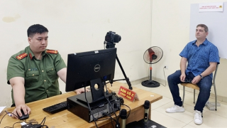 Chuyện kể trong chiến dịch 50 ngày đêm cấp định danh điện tử cho người nước ngoài của Công an Thủ đô