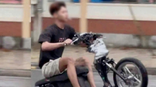 CSGT xử lý tài xế xe máy bốc đầu trên đường