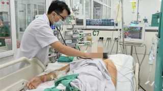 Sốt xuất huyết truyền dịch tại nhà, chàng trai trẻ nguy kịch