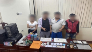 Lên mạng móc nối rồi sản xuất hàng trăm giấy tờ giả