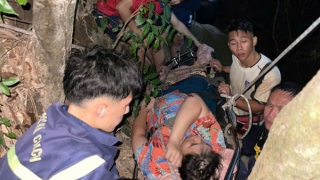 Cảnh sát cứu 3 người khuyết tật bị ngã xuống thác ở Tam Đảo