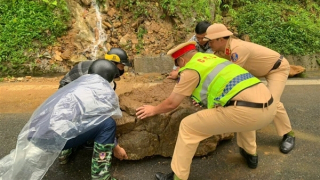 Sạt lở đá trên Quốc lộ 4D, CSGT Lào Cai kịp thời hỗ trợ khắc phục