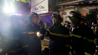 Ba mẹ con được Công an Hà Nội giải cứu kịp thời  trong đám cháy