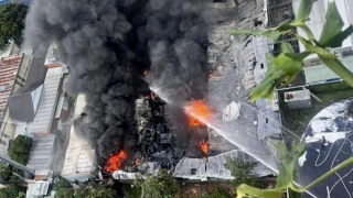 Tìm kiếm 3 người mắc kẹt trong đám cháy xưởng sơn rộng 1.000m2