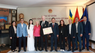 Vietnam awards commemorative medal to Swedish director Bo Öhlén