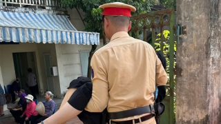 Người phụ nữ bất tỉnh bên đường được CSGT đưa đi cấp cứu