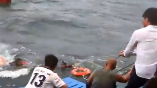 Kịp thời cứu vớt 4 ngư dân gặp nạn trên biển