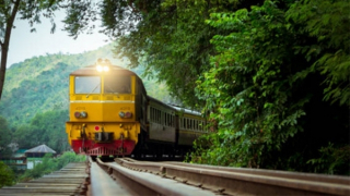 Hai nhà thơ già trên toa tàu cũ