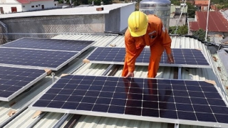 Xung quanh việc EVN đề xuất chế tài xử phạt việc không thông báo khi lắp đặt điện mặt trời mái nhà