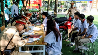 Kiểm tra đột xuất nhà xe trong trường, Cảnh sát phát hiện nhiều xe máy phân khối lớn của học sinh