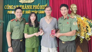 Du khách Nga vui mừng nhận lại hộ chiếu và tài sản đánh rơi