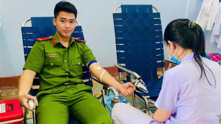 Hai chiến sĩ Công an tình nguyện hiến máu cứu sản phụ