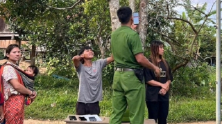 Công an vùng cao leo cây "bắt sóng", kích hoạt tài khoản định danh cho dân