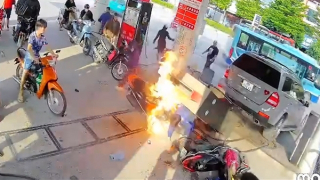 Xế sang Mercedes lùi vào cây xăng đâm đổ trụ bơm rồi gây cháy