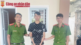 Bắt "nóng" đối tượng đâm trọng thương tài xế xe ôm, cướp tài sản