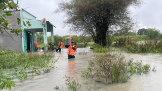 Kịp thời giải cứu 17 người dân bị nước lũ cô lập nơi biên giới