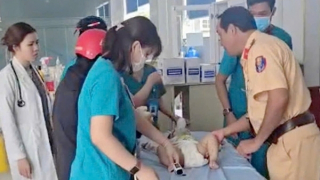 CSGT Đồng Nai kịp thời đưa bé trai 1 tuổi đi cấp cứu