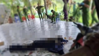 Hoảng hốt khi phát hiện người lạ xông vào nhà mình châm lửa tự thiêu