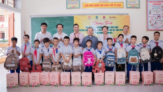 Hoàng Gia Phát Group tặng quà cho họ sinh nghèo và ủng hộ trùng tu, tôn tạo Chùa Lối