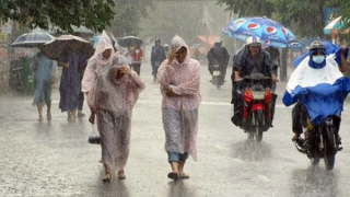 Bão số 9 giảm cấp áp sát đất liền, miền Bắc đêm có mưa to