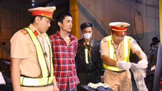 Tuần tra đêm, CSGT bắt quả tang 2 đối tượng tàng trữ “hàng đá”
