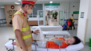 Nam sinh đột quỵ ở trường, CSGT Hà Nội mở đường đưa đi cấp cứu kịp thời