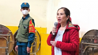 Tạm đình chỉ hiệu trưởng bị tố để thực phẩm bẩn vào bếp ăn bán trú