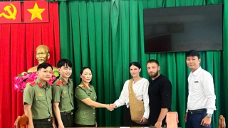 Hai du khách người Belarus xúc động khi được Công an trao lại giấy tờ đã đánh rơi