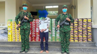 Lái xe lên biên giới chở thuê 10 bao tải pháo hoa nổ