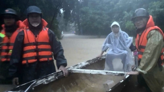 Công an TP Huế vượt nước lũ di dời người dân đến nơi an toàn