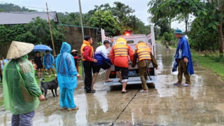 Công an xã "đội mưa" đưa người dân tới nơi an toàn