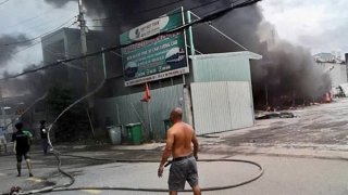 Cháy lớn tại bãi giữ xe bên trong khu dân cư