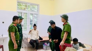 Công an xã kịp thời đưa hai sản phụ vượt lũ đến bệnh viện an toàn