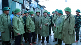 Phó Thủ tướng Trần Hồng Hà kiểm tra công tác ứng phó bão số 10 tại Nghệ An