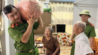 Khẩn trương di dời dân, bảo vệ tài sản trước thời điểm bão số 10 đổ bộ