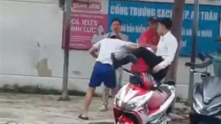 Điều tra người đàn ông hành hung người khác trước cổng trường học ở Nha Trang