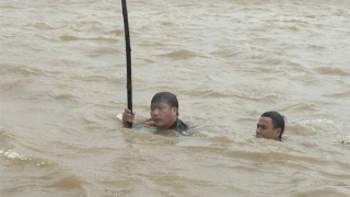 Kịp thời cứu người, hàng hóa bị lũ cuốn trôi