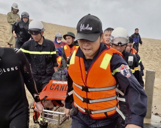 Biểu dương lực lượng dũng cảm cứu ngư dân gặp nạn trên biển Cửa Việt