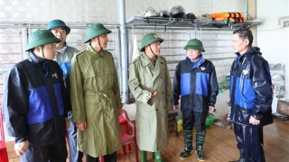 Công an Ninh Bình triển khai hộ đê và hỗ trợ nhân dân khắc phục hậu quả của lốc xoáy