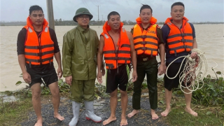 Công an lao xuống dòng nước lũ cứu người dân mắc kẹt