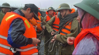 Lực lượng Công an vượt mưa lũ giải cứu nhiều người dân bị mắc kẹt