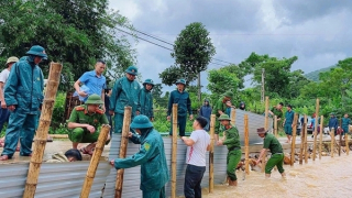 Công an Nghệ An bám sát địa bàn, giúp nhân dân khắc phục hậu quả bão số 10