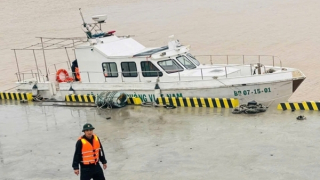 Quảng Trị trắng đêm tìm kiếm 9 ngư dân trên 2 tàu cá đang mất tích