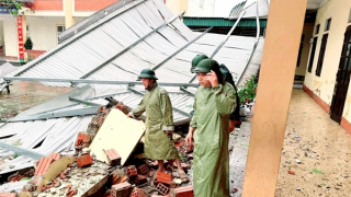 Bão số 10 thổi bay 50.000 m2 tôn tại Nhà máy nhiệt điện Vũng Áng 2