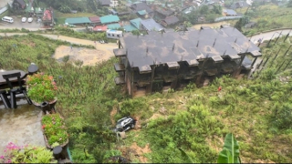 Lào Cai: Sạt lở đất, ô tô con bị trượt xuống vách đá sâu 60m