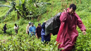 Công an xã biên giới hỗ trợ khiêng bệnh nhân Lào vượt đường rừng hơn 5km về bản